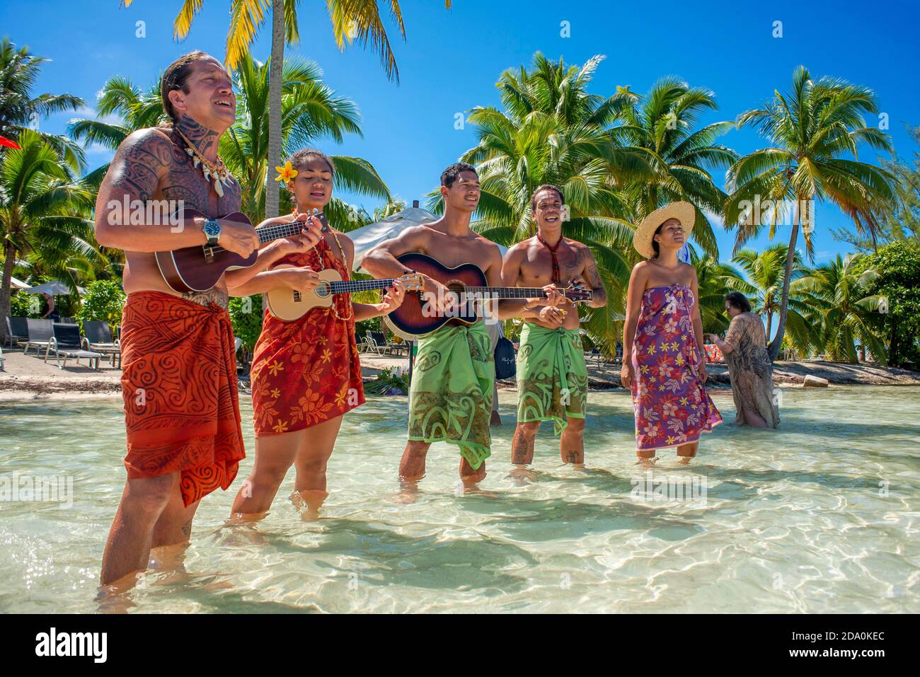Insel Taha'a, Französisch-Polynesien. Polynesische Musik und Tänze in der Motu Mahana, Taha'a, Gesellschaftsinseln, Französisch-Polynesien, Südpazifik. Stockfoto