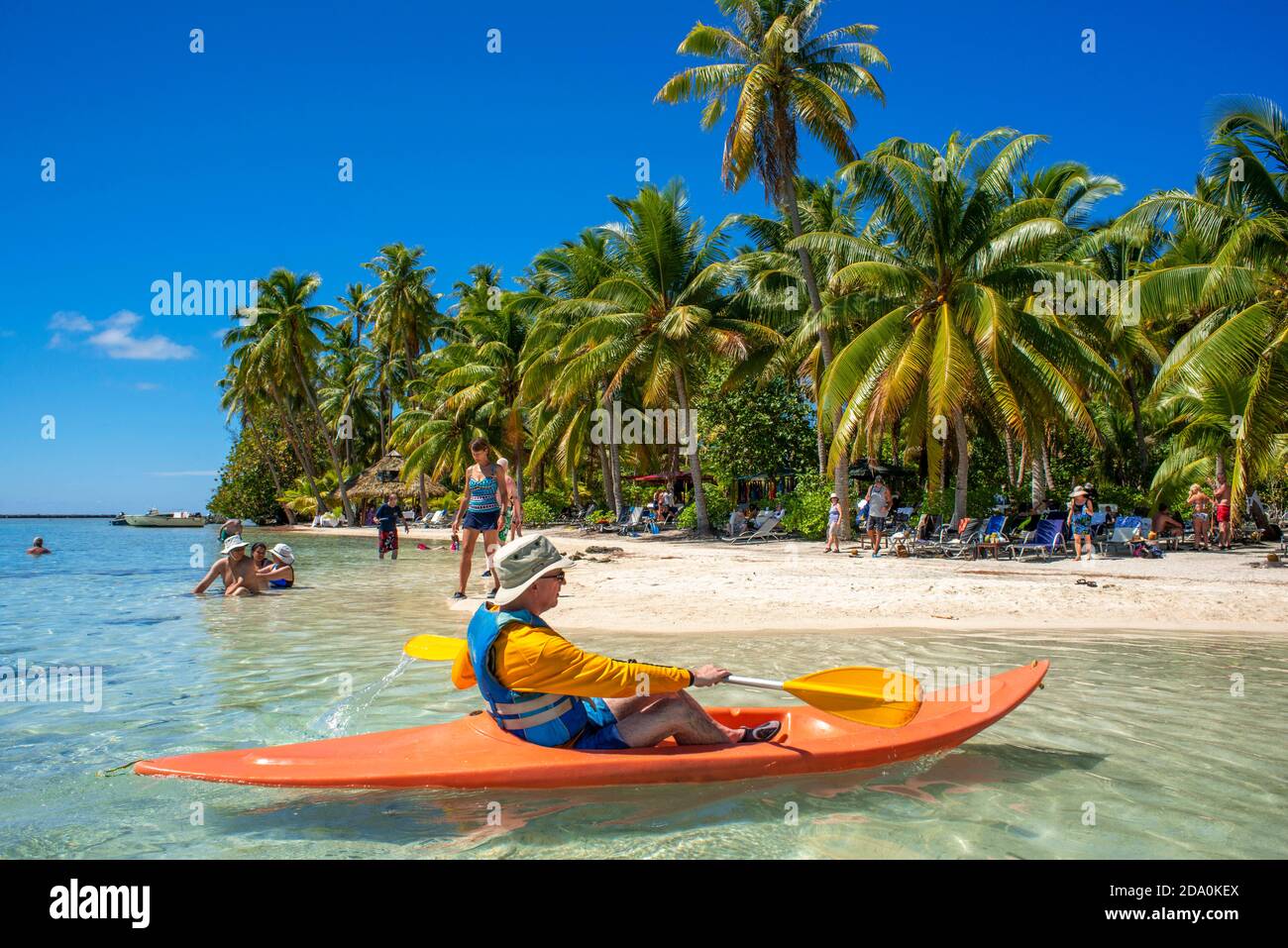Kajakfahren in Taha'a Island Beach, Französisch Polynesien. Motu Mahana Palmen am Strand, Taha'a, Gesellschaftsinseln, Französisch-Polynesien, Südpazifik. Stockfoto