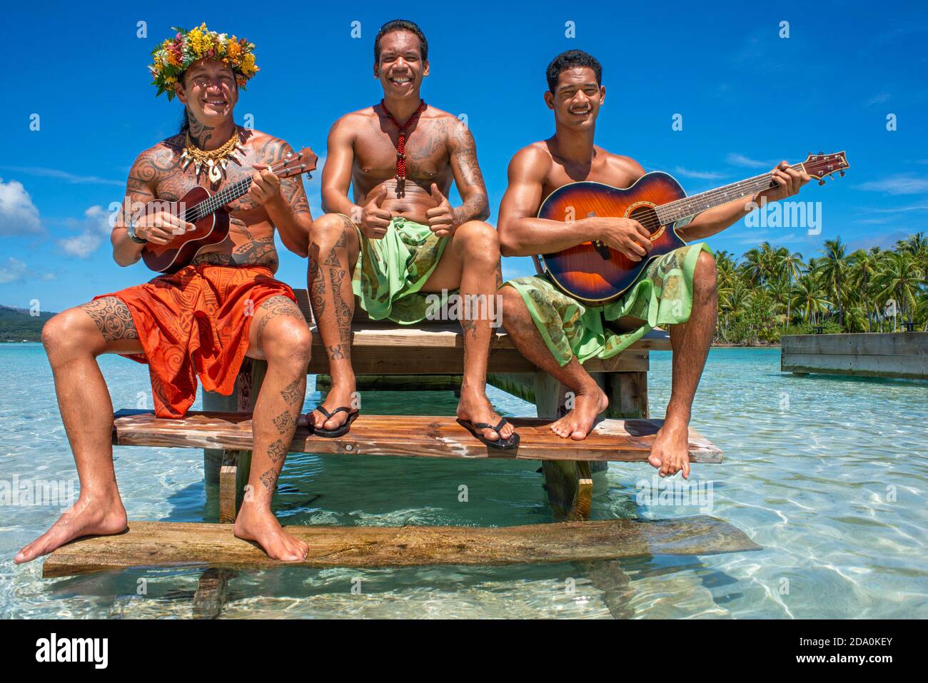Insel Taha'a, Französisch-Polynesien. Polynesische Musik und Tänze in der Motu Mahana, Taha'a, Gesellschaftsinseln, Französisch-Polynesien, Südpazifik. Stockfoto