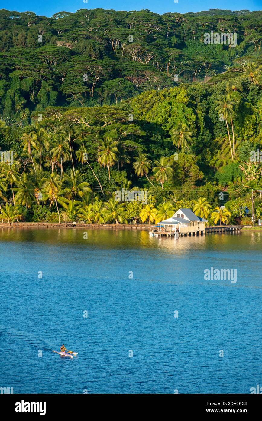 Kajak in der Bucht von Haamene in Tahaa, Französisch-Polynesien, Gesellschaftsinseln, Pazifikinseln, Pazifik. Stockfoto
