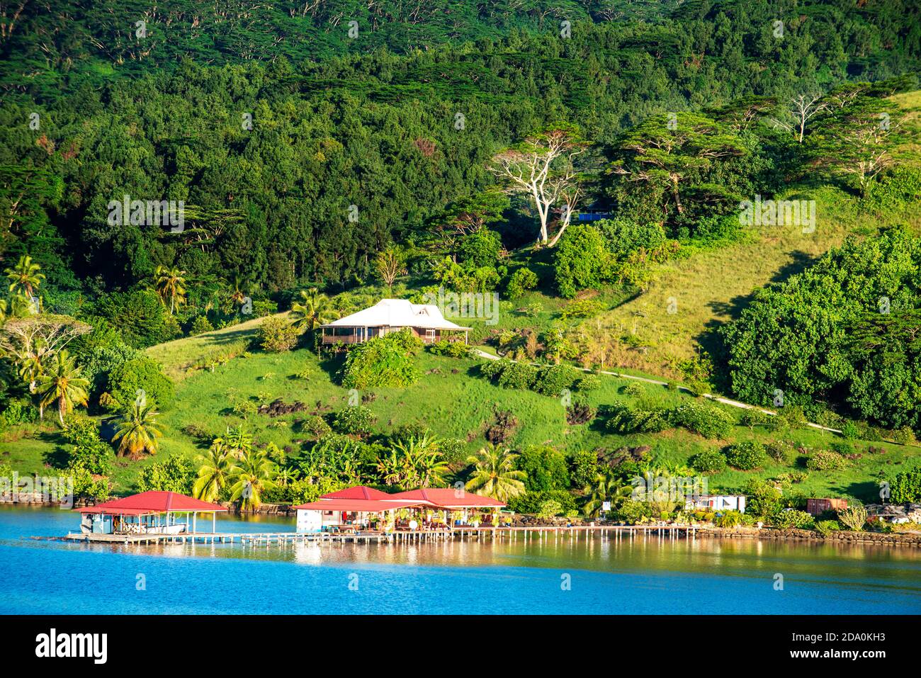 Kleines Dock in der Bucht von Haamene in Tahaa, Französisch-Polynesien, Gesellschaftsinseln, Pazifikinseln, Pazifik. Stockfoto