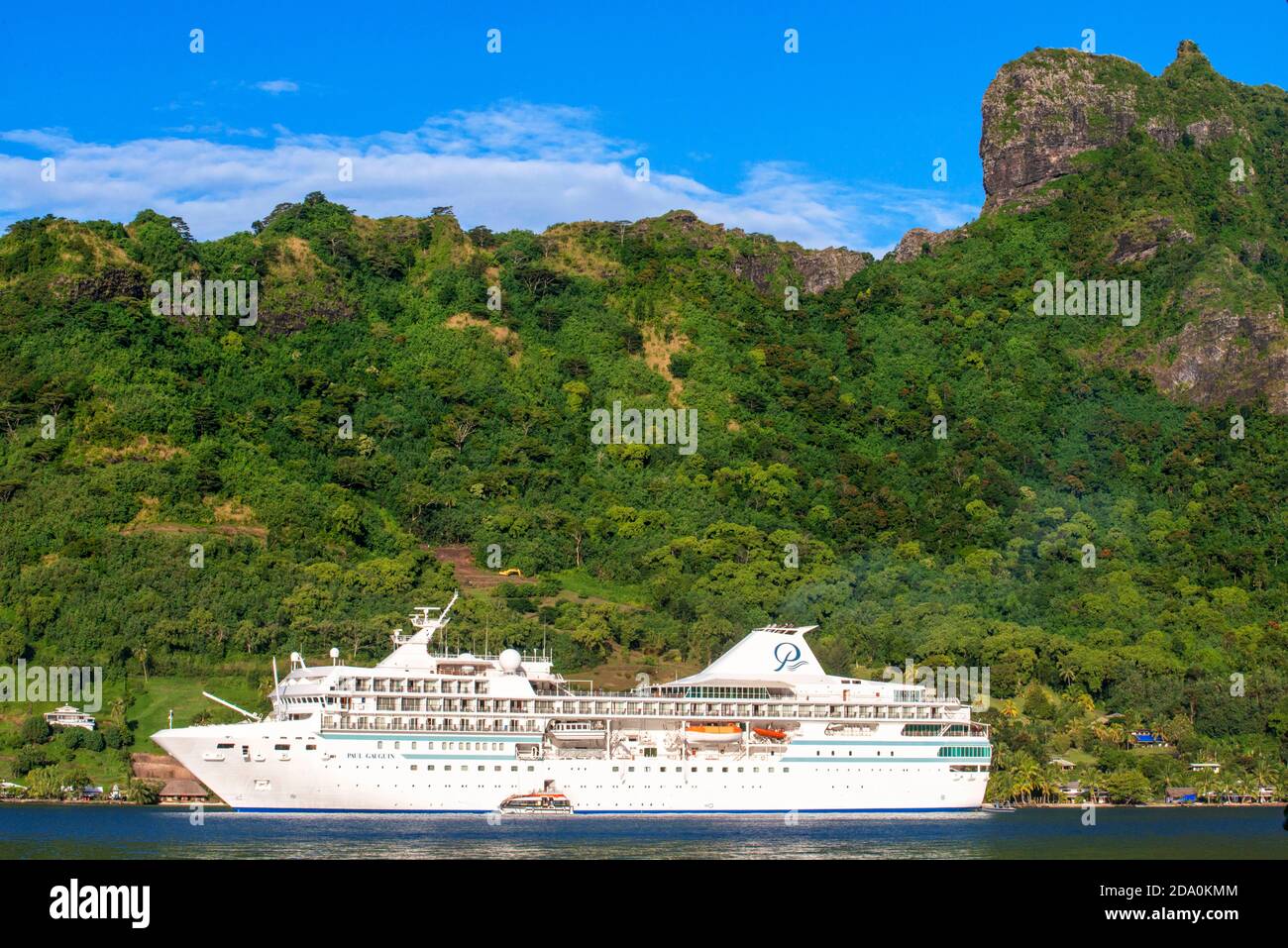 Paul Gauguin cruise in Moorea, Gesellschaftsinseln, Französisch-Polynesien Südsee verankert. Stockfoto