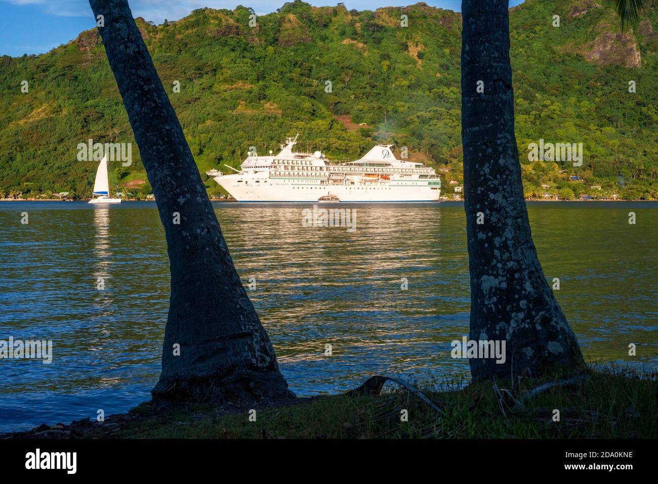 Paul Gauguin cruise in Moorea, Gesellschaftsinseln, Französisch-Polynesien Südsee verankert. Stockfoto