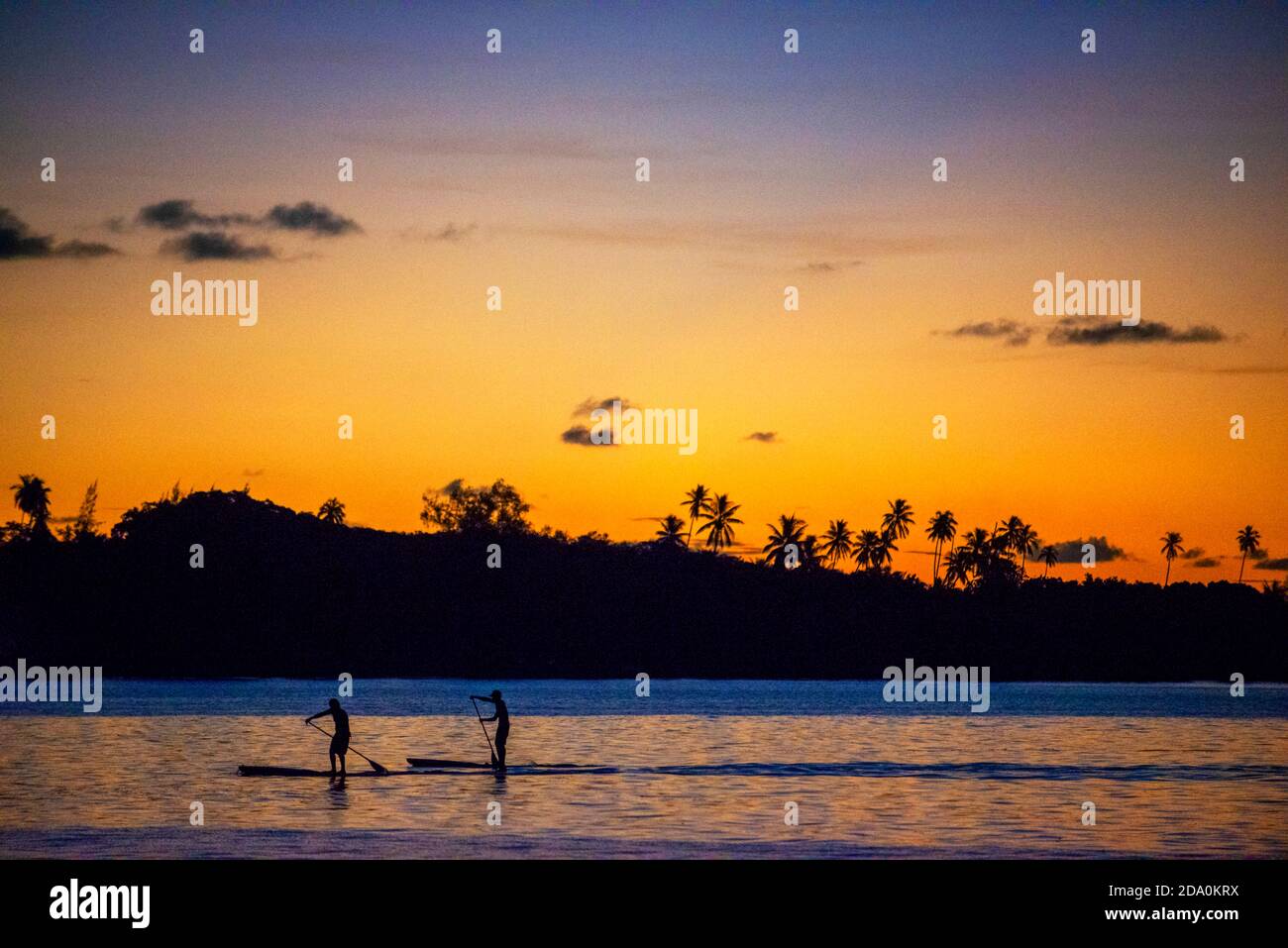 Rudern bei Sonnenuntergang in Französisch-Polynesien, Tahiti Nui, Gesellschaftsinseln, Französisch-Polynesien, Tahiti, Südsee. Stockfoto