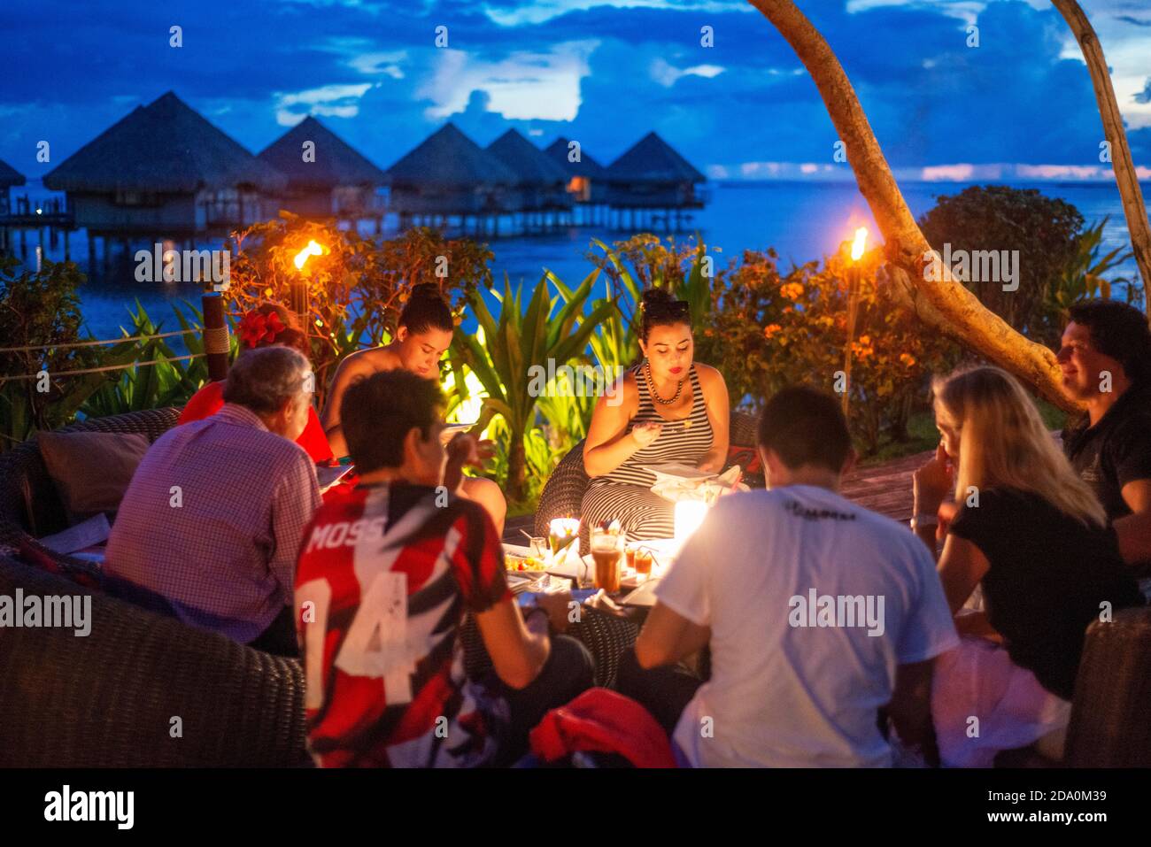Abendessen im Le Meridien Hotel auf der Insel Tahiti, Französisch-Polynesien, Tahiti Nui, Gesellschaftsinseln, Französisch-Polynesien, Südpazifik. Stockfoto