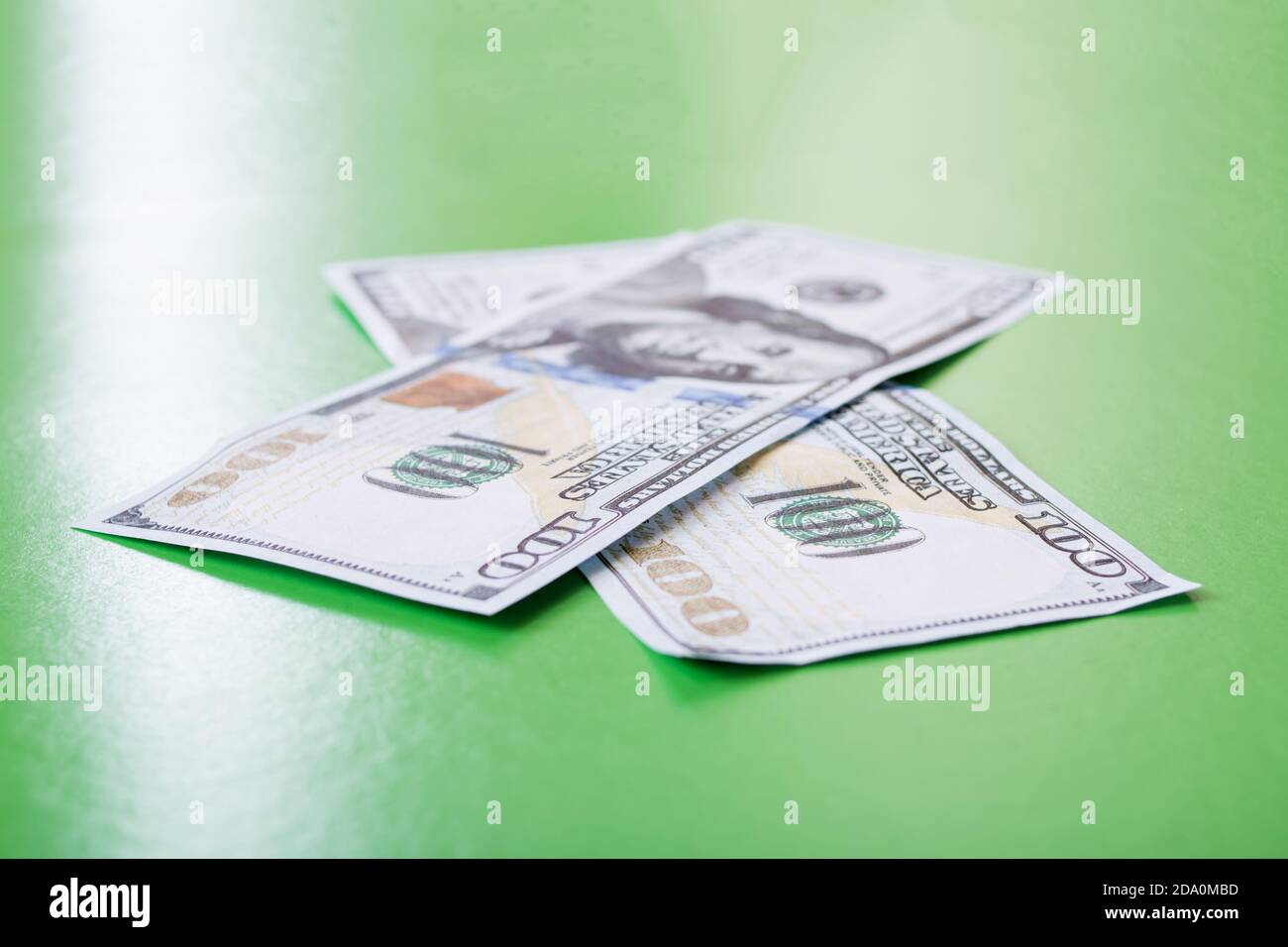 Zwei Dollarscheine auf grünem Hintergrund Stockfoto