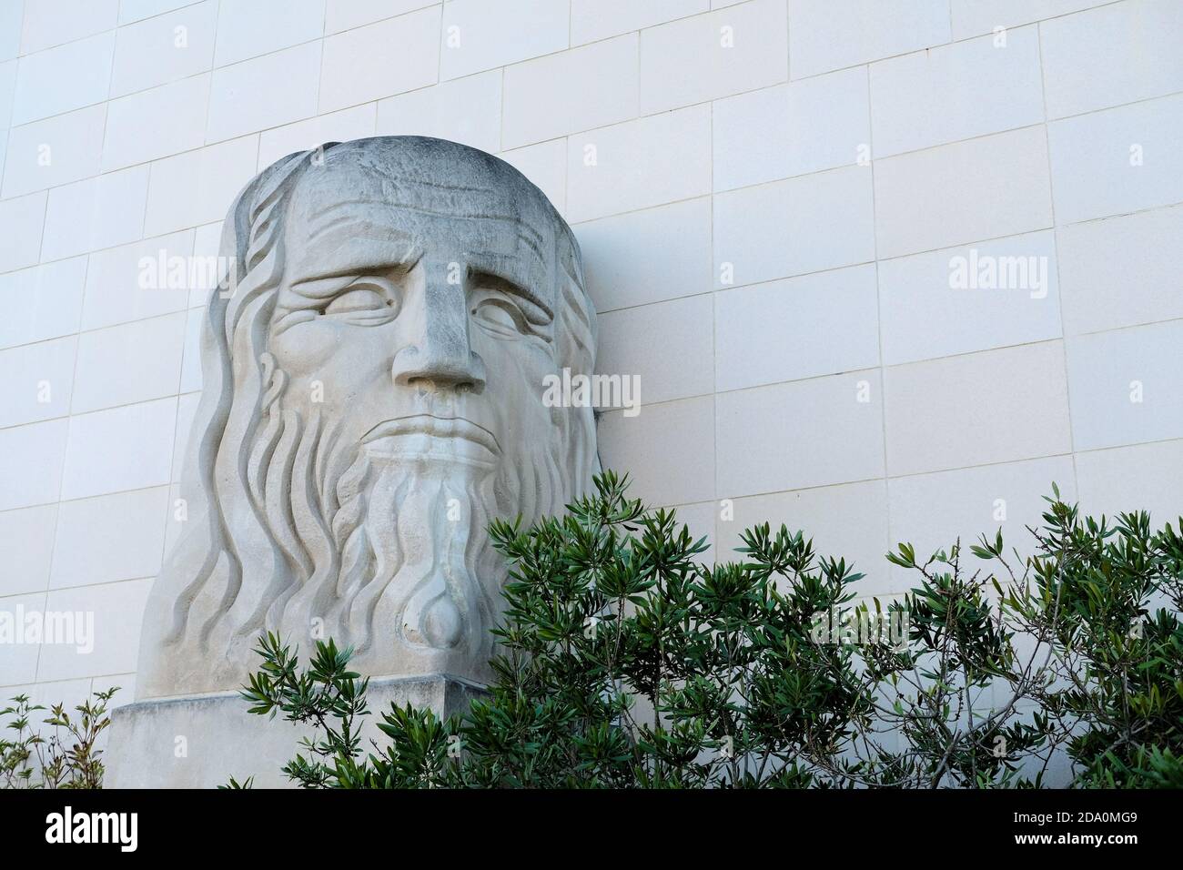 „Leonardo Da Vinci“ Tuffsteinbüste, geschnitzt von Frederick E. Olmsted für die WPA-Ausstellung „Art in Action“ auf der Treasure Island Weltmesse 1940. Stockfoto