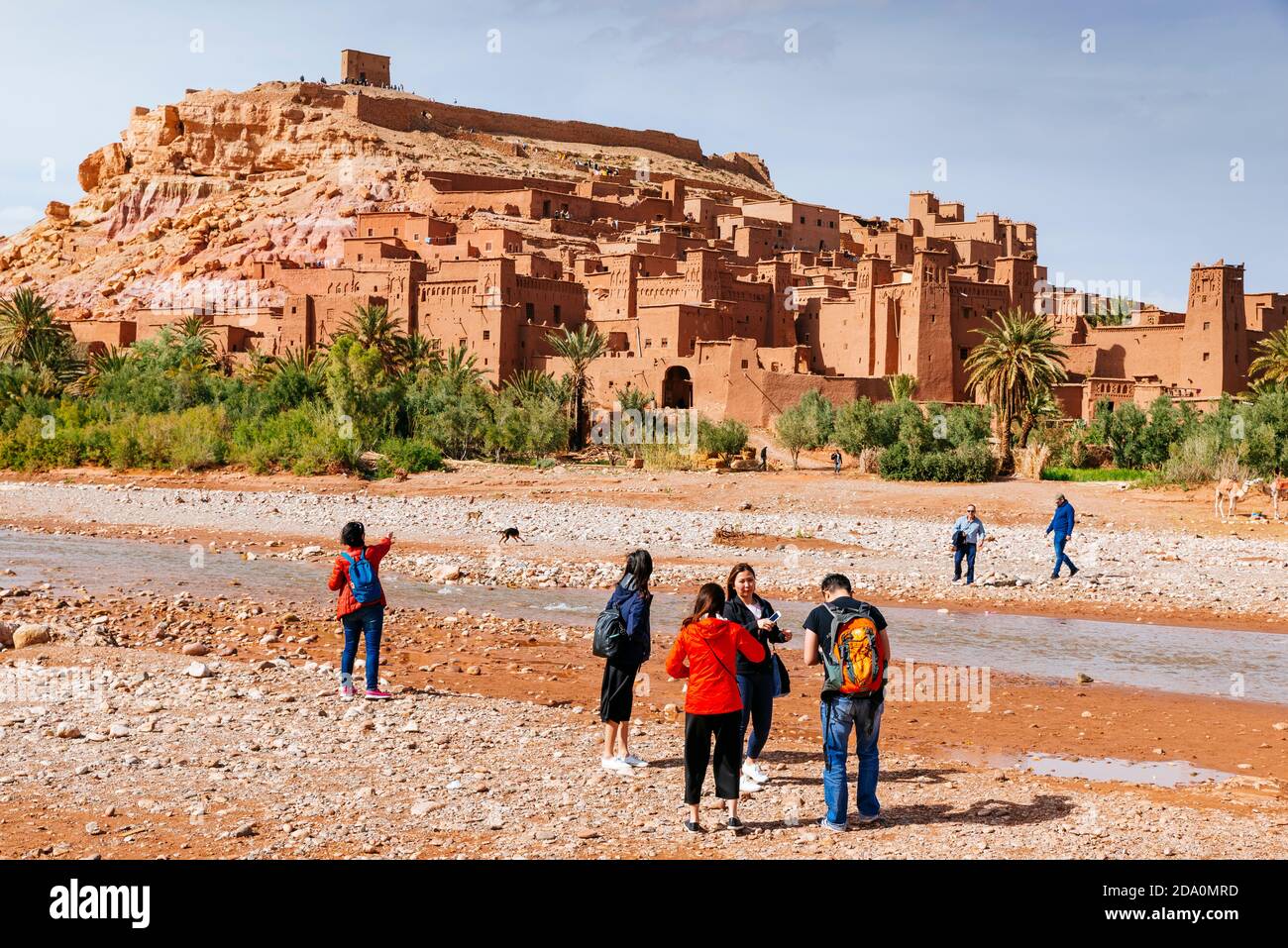 Touristen vor dem Ksar Ait Ben haddou, alten Berber adobe-Backstein Dorf oder Kasbah. Ouarzazate, Drâa-Tafilalet, Marokko, Nordafrika Stockfoto