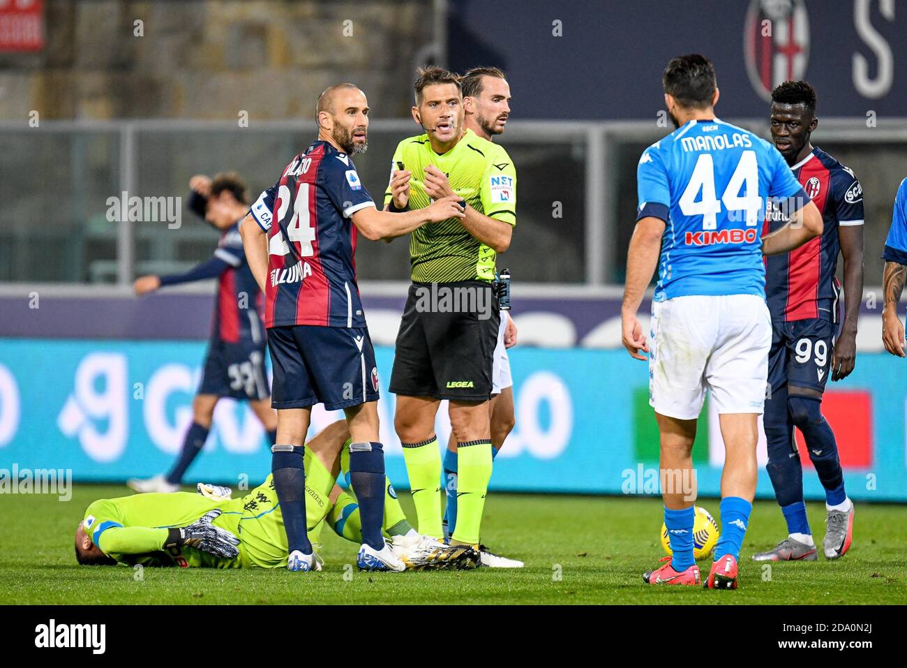 Dall'Ara Stadion, Bologna, Italien, 08 Nov 2020, Kostas Manolas (Napoli) im Gespräch mit dem Schiedsrichter des Spiels Fabrizio Pasqua fordern Strafe für das Foul von Rodrigo Palacio (Bologna) auf David Ospina (Napoli) während Bologna Calcio vs SSC Napoli, italienische Fußballserie A Spiel - Foto LM/Ettore Griffoni Stockfoto