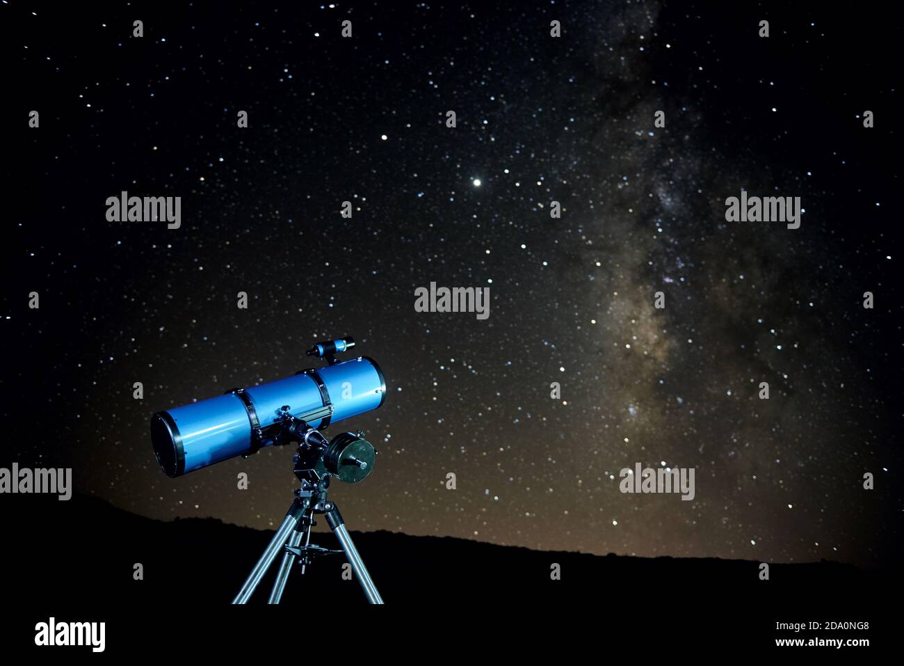 Modernes optisches Teleskop gegen wolkenlosen dunklen Himmel mit leuchtenden Sternen Nachts Stockfoto