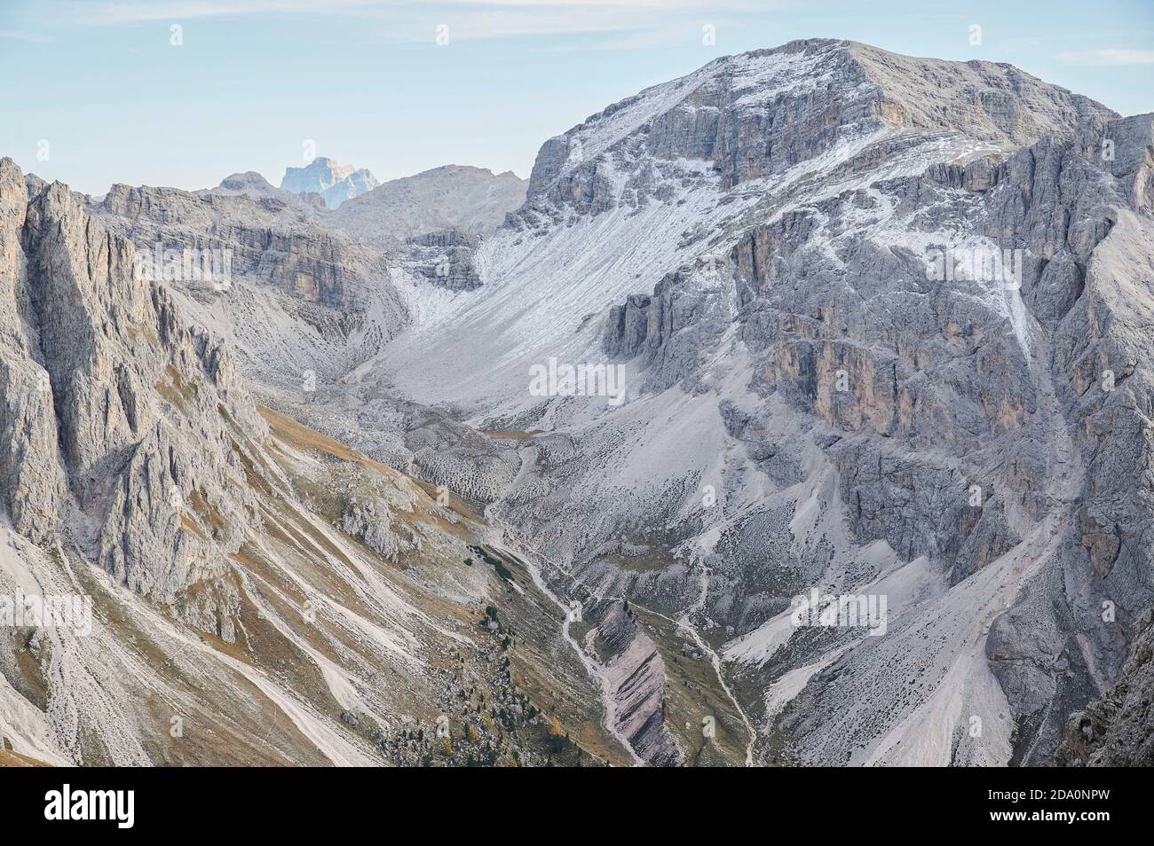 Herrliche Aussicht auf verschneite Berge und Tal in den Dolomiten Blauer Himmel mit Wolken Stockfoto