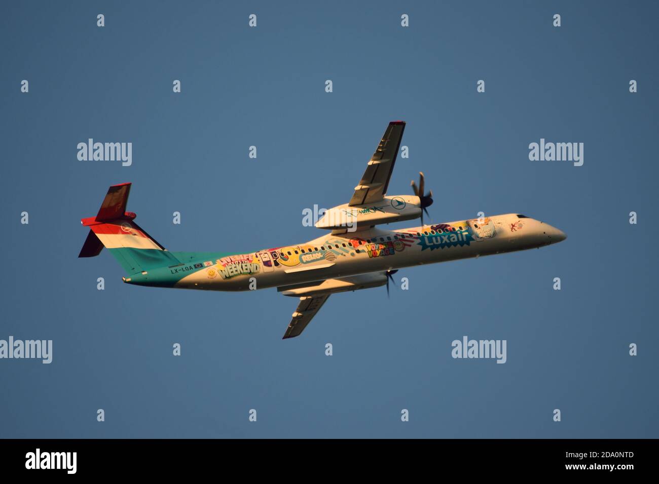 Luxair Bombardier Q400 LX-LQA mit dem neuen SUMO! Artwork hebt vom Flughafen London City ab Stockfoto