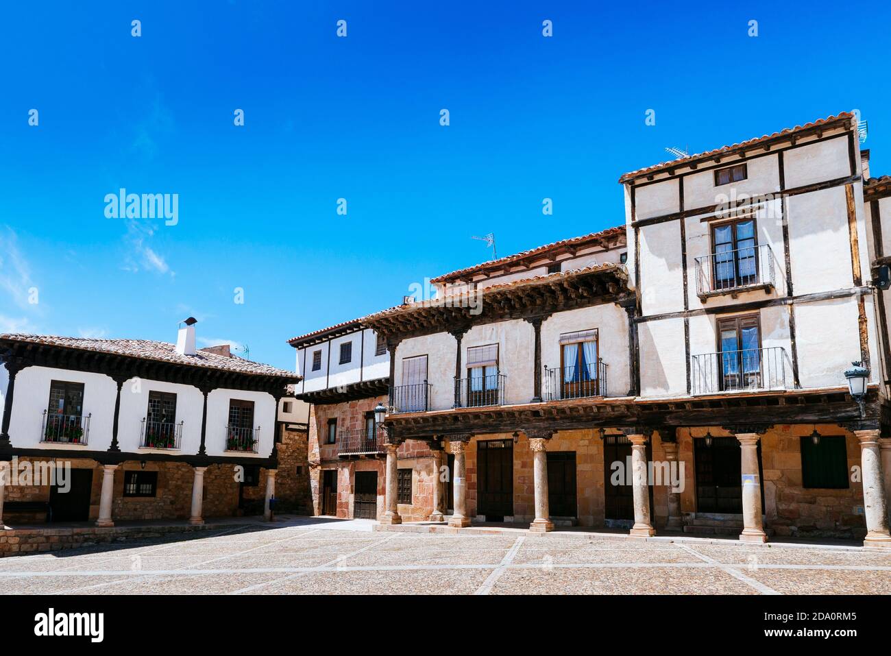 Plaza del Trigo, Westseite. Atienza, Guadalajara, Castilla La Mancha, Spanien, Europa Stockfoto