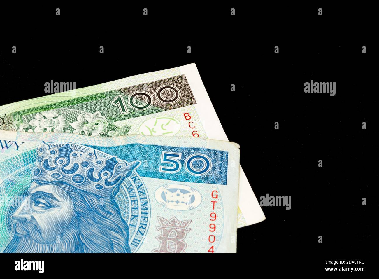 Polnische Währung Zloty auf schwarzem Hintergrund Stockfoto