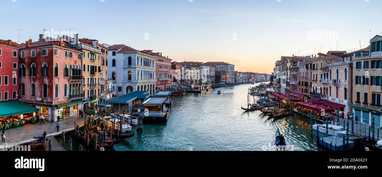 Ein Panoramabild des Canale Grande, aufgenommen von der Rialtobrücke, Venedig, der Region Venetien, Italien. Stockfoto