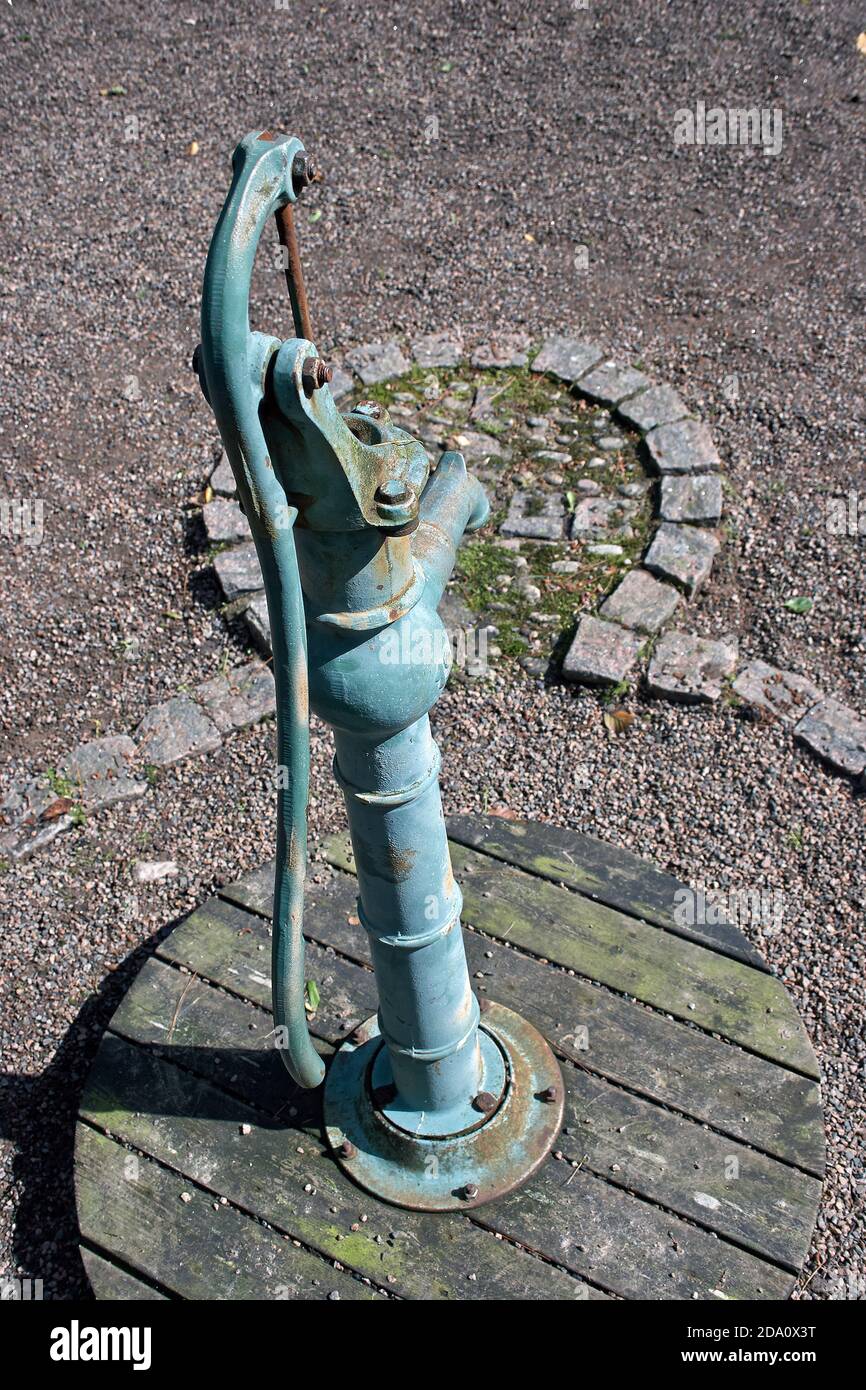 Alten handbetrieben altmodischen grünes Wasserpumpe Stockfoto