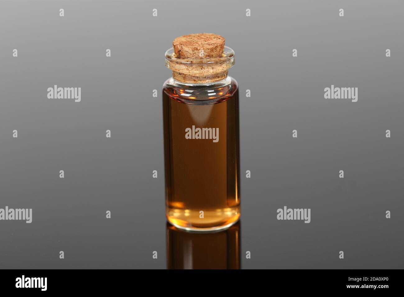 Hochwertige Fotos. Kleine Glasflasche mit braunem Pulver. Stockfoto