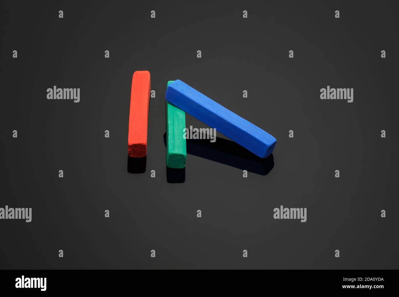 Rote, grüne und blaue Künstlerpastelle auf dunklem Hintergrund Stockfoto