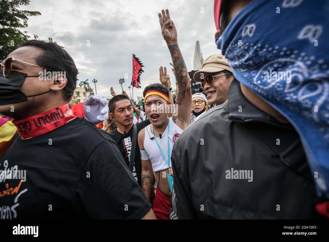 Bangkok, Thailand. November 2020. "Justin aus Thailand" gibt den dreifingigen Gruß während einer regierungsfeindlichen Demonstration in der thailändischen Hauptstadt. Prodemokratische Demonstranten gingen auf die Straßen am Democracy Monument, um in Richtung des Großen Palastes zu marschieren, um dem thailändischen König Maha Vajiralongkorn (Rama X) einen Brief zu überbringen. Die Demonstranten wurden von der thailändischen Polizei getroffen, die Stadtbusse und Stacheldraht benutzte, um die Straße zu blockieren. Und Wasserkanonen, um die Menge in Sanam Luang vor dem Großen Palast zu zerstreuen. Kredit: SOPA Images Limited/Alamy Live Nachrichten Stockfoto