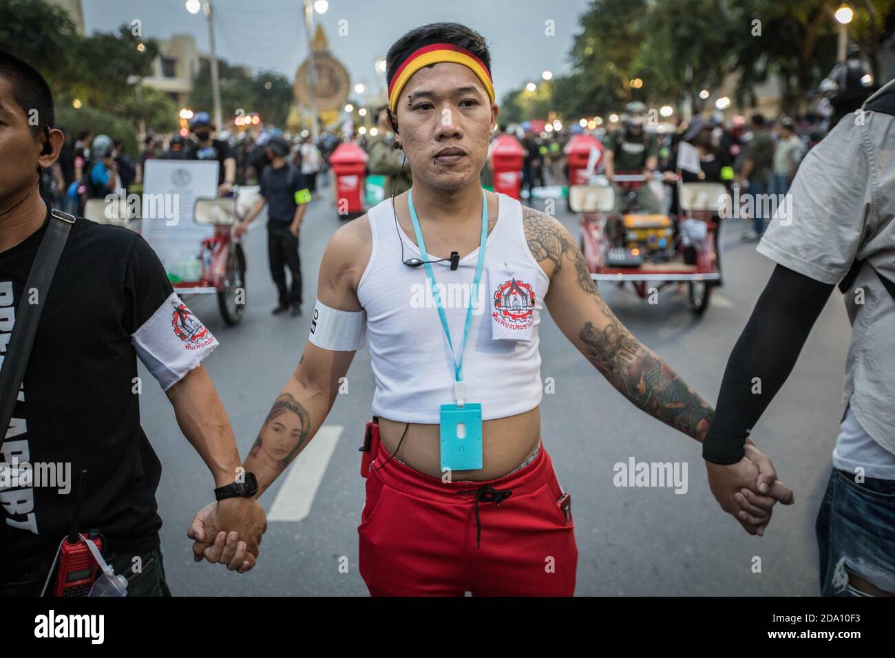 Bangkok, Thailand. November 2020. 'Justin aus Thailand' in einer Menschenkette während einer Anti-Regierungsdemonstration in der thailändischen Hauptstadt gesehen. Prodemokratische Demonstranten gingen auf die Straßen am Democracy Monument, um in Richtung des Großen Palastes zu marschieren, um dem thailändischen König Maha Vajiralongkorn (Rama X) einen Brief zu überbringen. Die Demonstranten wurden von der thailändischen Polizei getroffen, die Stadtbusse und Stacheldraht benutzte, um die Straße zu blockieren. Und Wasserkanonen, um die Menge in Sanam Luang vor dem Großen Palast zu zerstreuen. Kredit: SOPA Images Limited/Alamy Live Nachrichten Stockfoto