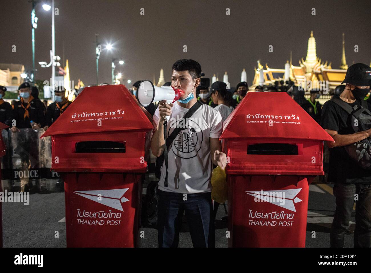 Bangkok, Thailand. November 2020. Während einer regierungsfeindlichen Demonstration in der thailändischen Hauptstadt steht ein prodemokratischer Protestler zwischen zwei Briefkastenboxen der Thailand Post. Prodemokratische Demonstranten gingen auf die Straßen am Democracy Monument, um in Richtung des Großen Palastes zu marschieren, um dem thailändischen König Maha Vajiralongkorn (Rama X) einen Brief zu überbringen. Die Demonstranten wurden von der thailändischen Polizei getroffen, die Stadtbusse und Stacheldraht benutzte, um die Straße zu blockieren. Und Wasserkanonen, um die Menge in Sanam Luang vor dem Großen Palast zu zerstreuen. Kredit: SOPA Images Limited/Alamy Live Nachrichten Stockfoto
