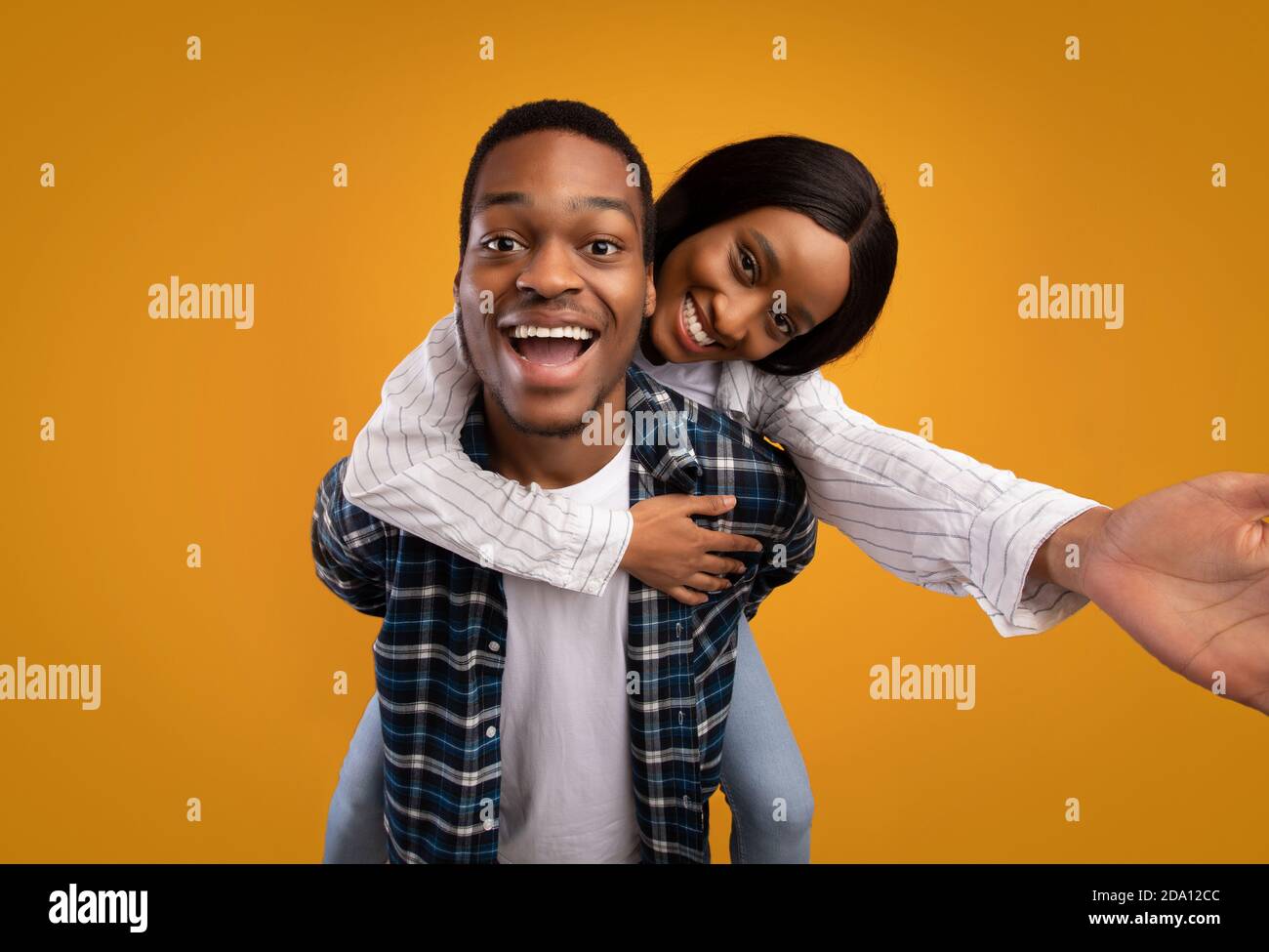 Portrait von Liebenden auf Datum und Spaß haben zusammen. Stockfoto