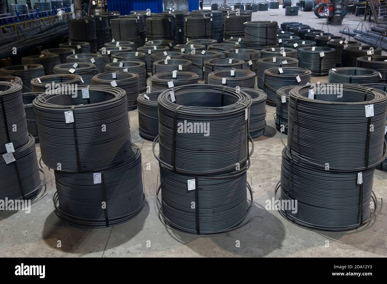 Bleche in Rollen. Exportieren von Stahl. Verpackung von Stahl für den Transport. Stockfoto