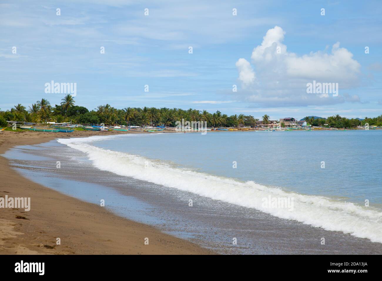 Meeresküste mit einem sandigen Strand. Caramoan-Inseln, Philippinen. Sommer- und Urlaubskonzept. Stockfoto