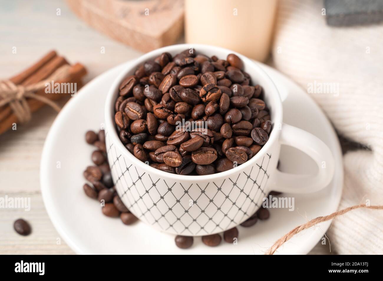 Kaffeebohnen in einer Tasse Nahaufnahme auf einem hellen Hintergrund. Stockfoto