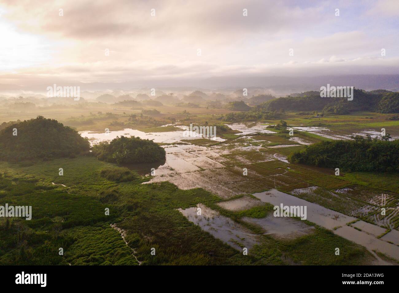 Tropische Landschaft mit Ackerland und grünen Hügeln, Luftbild. Die Natur der Insel Luzon, Philippinen. Morgennebel. Stockfoto