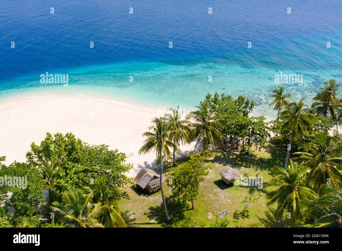Schöne Lagune und weißer Sandstrand, Blick auf die Luft. Perfekter weißer Sandstrand mit tropischen Bäumen. Mahaba Island, Philippinen. Werbekonzept Stockfoto