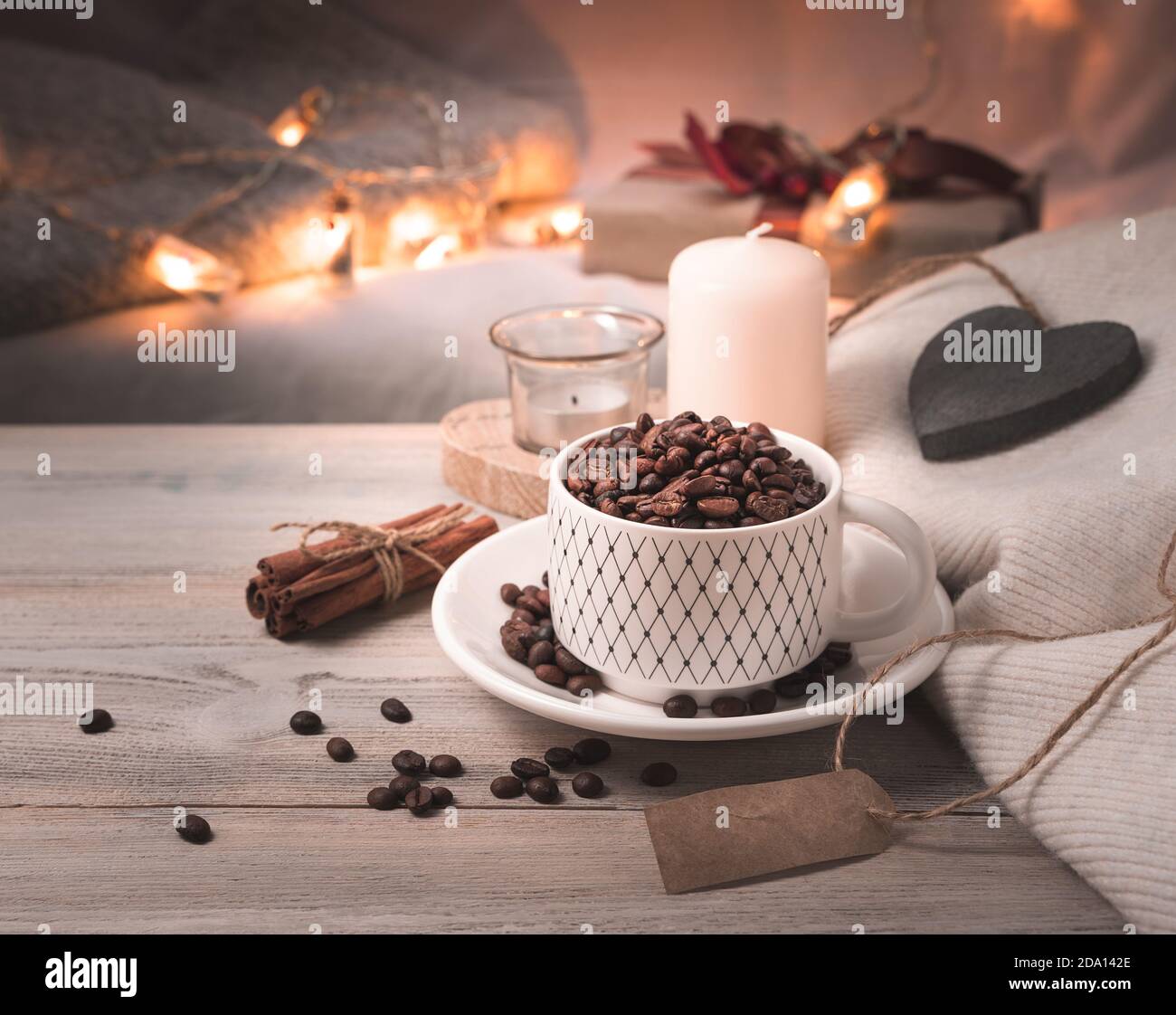 Festlicher Hintergrund mit Kaffee, Kerzen und Lichter im Hintergrund. Stockfoto