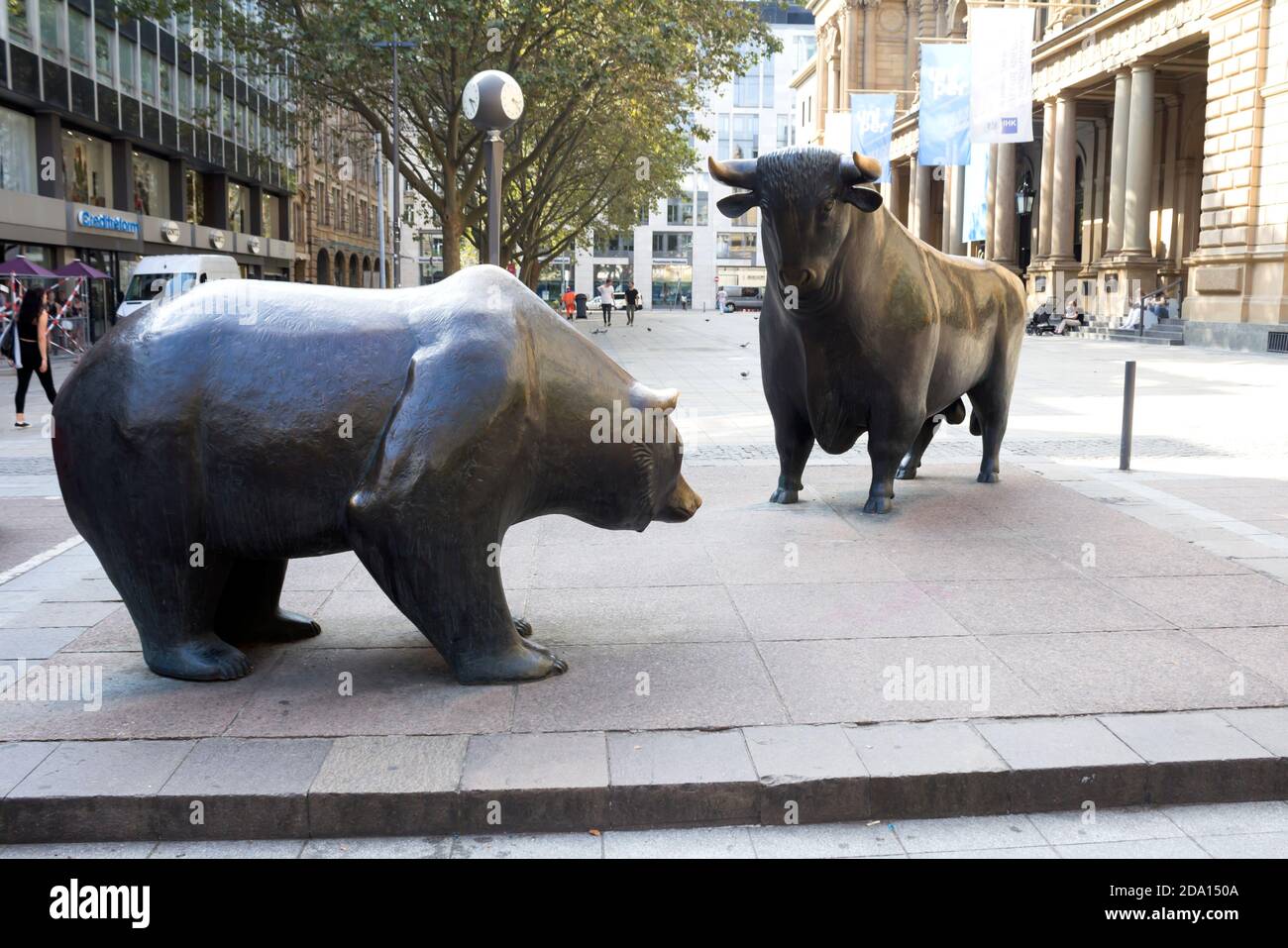 Die Stier- und Bärenstatue an der Frankfurter Börse in Frankfurt. Stockfoto