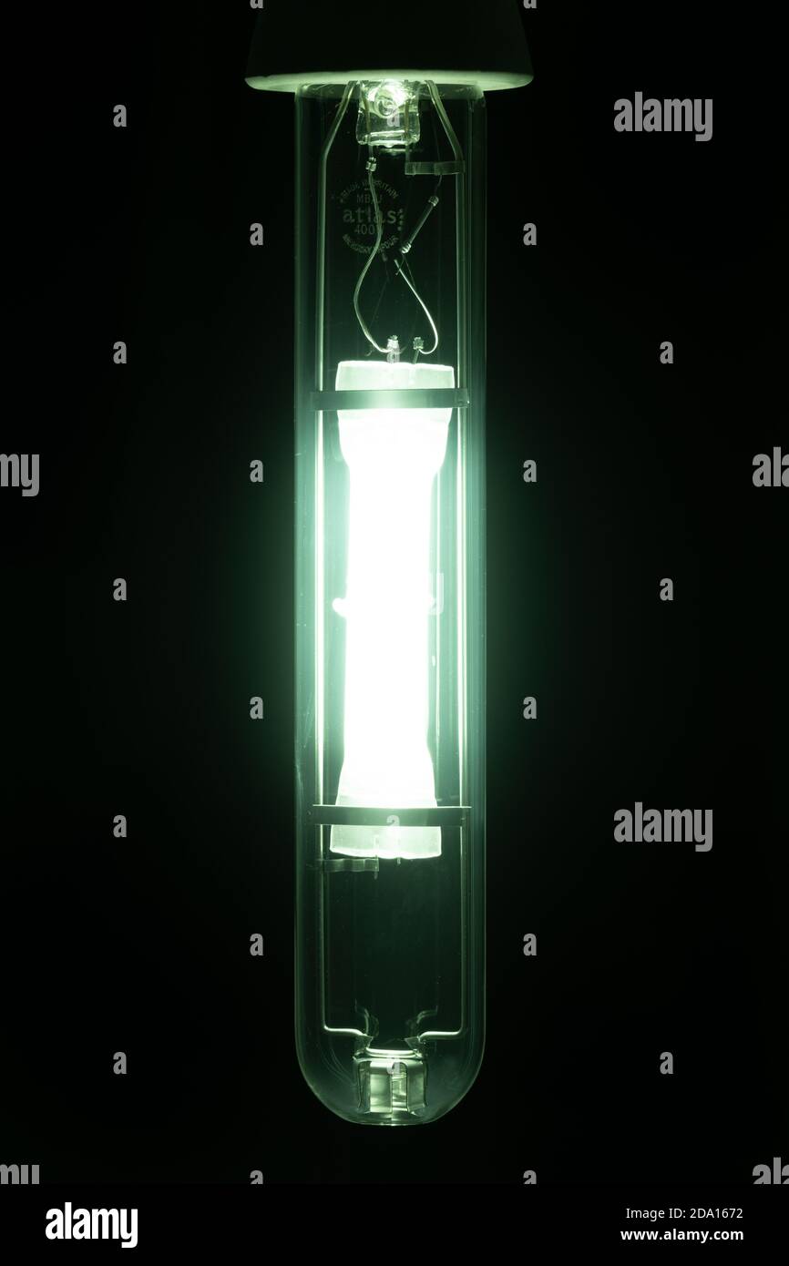 Atlas 400W MB/U röhrenförmige Quecksilberentladungslampe. Ungewöhnlich ist, dass die Lichtbogenröhre mattiert ist und ein leicht diffuses Licht erzeugt Stockfoto
