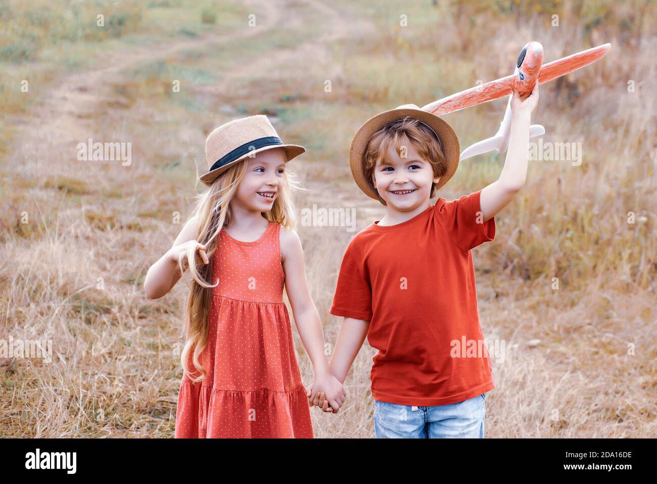 Süße Kindheit. Erinnerungen an die Kindheit. Valentinstag. Kinder träumen davon, Pilot zu werden. Menschliche Emotionen Kinder zuerst lieben. Das Konzept der kindlichen Freundlichkeit Stockfoto