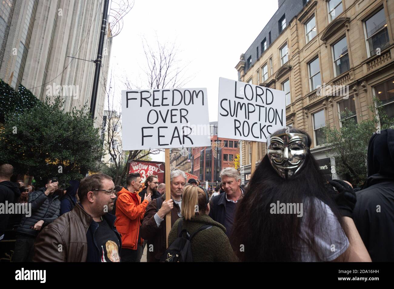 'Freiheit über Angst' und 'Lord Sumption Rocks' Poster an der Anti Lockdown Protest Manchester 08-11-2020 Stockfoto