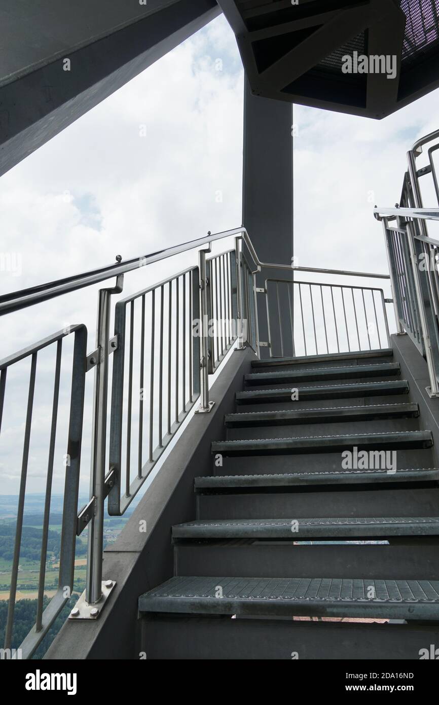 Treppe auf dem Aussichtsturm Uetliberg in Zürich, Schweiz, nach oben. Auf  beiden Seiten sind die Treppen mit massivem Metallgeländer eingefasst  Stockfotografie - Alamy