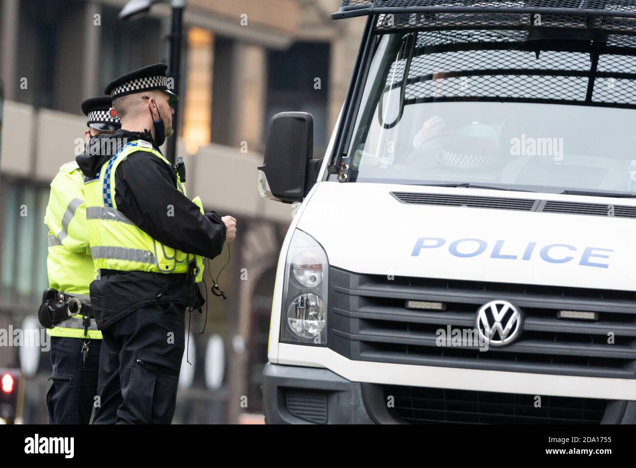 Polizei im Gespräch mit einem Kollegen auf dem Fahrersitz von Der VW-Aufstandswagen im Stadtzentrum von Manchester 08-11-2020 während Die Anti-Lockdown-Proteste Stockfoto