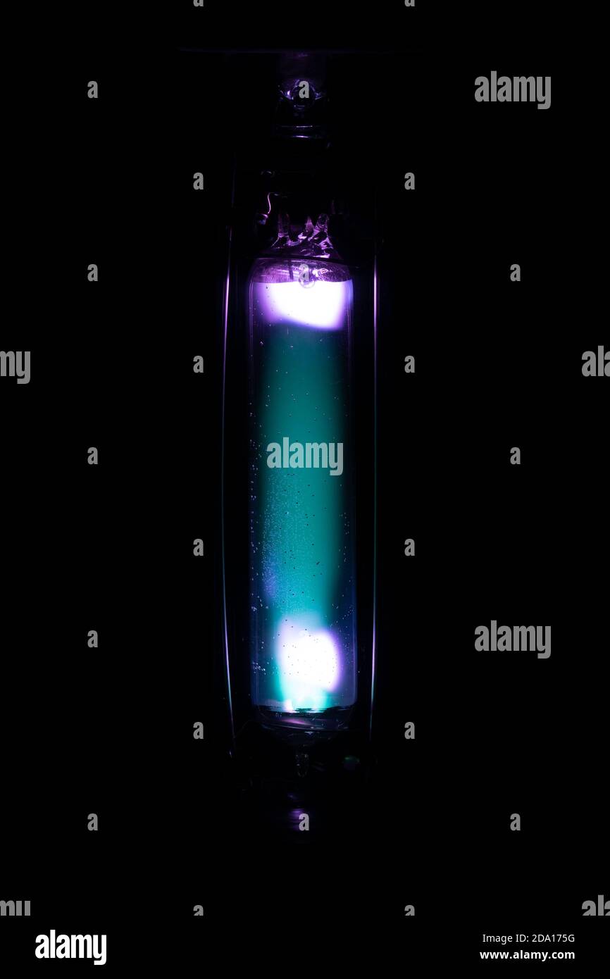 Nahaufnahme der Aluminiumsilikat-Lichtbogenröhre oder des Brenners von 250 W Mitteldruck-MA-Quecksilberlampe beim ersten Schlag von Der Bogen Stockfoto