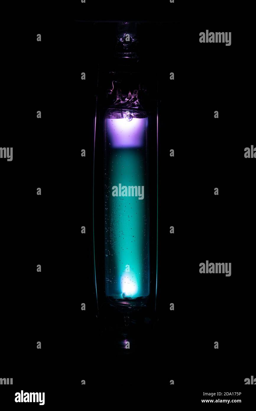 Nahaufnahme der Aluminiumsilikat-Lichtbogenröhre oder des Brenners von 250 W Mitteldruck-MA-Quecksilberlampe beim ersten Schlag von Der Bogen Stockfoto