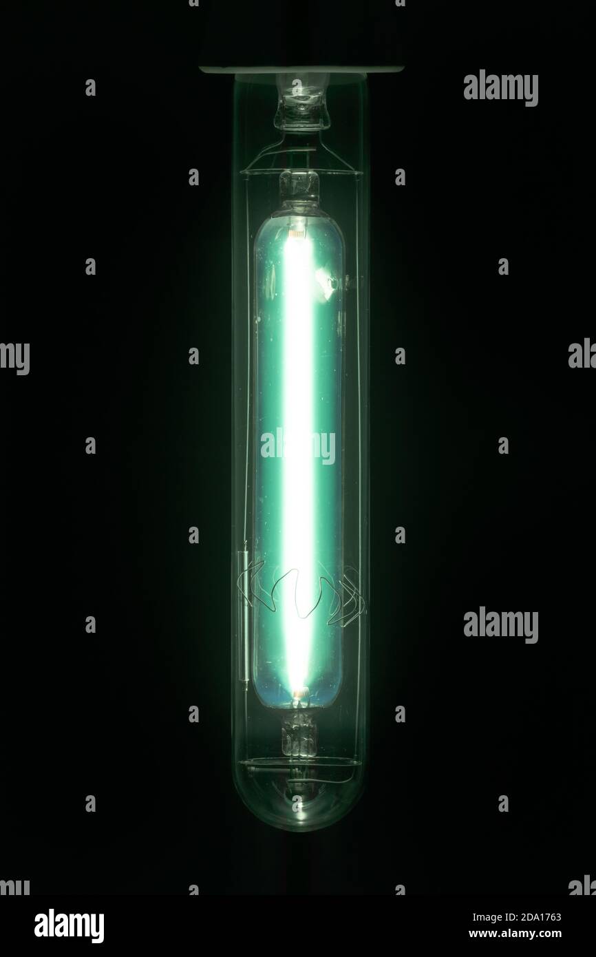 Nahaufnahme der Aluminiumsilikat-Lichtbogenröhre oder des Brenners von 400 W Mitteldruck-MA-Quecksilberlampe bei voller Leistung Stockfoto