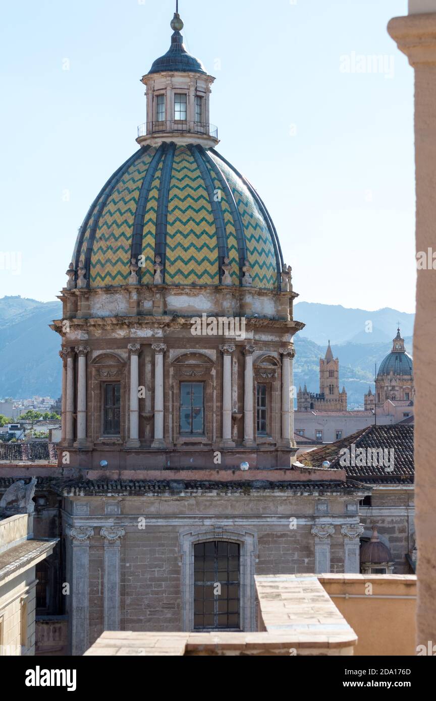 Palermo, italien, juli 2020. Die grüne und gelbe Kuppel der Kirche San Giuseppe dei Teatin Stockfoto