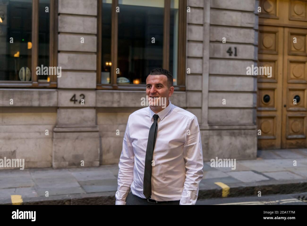 Junger flirtiger Mann posiert auf einer Straße von City in London, Großbritannien Stockfoto