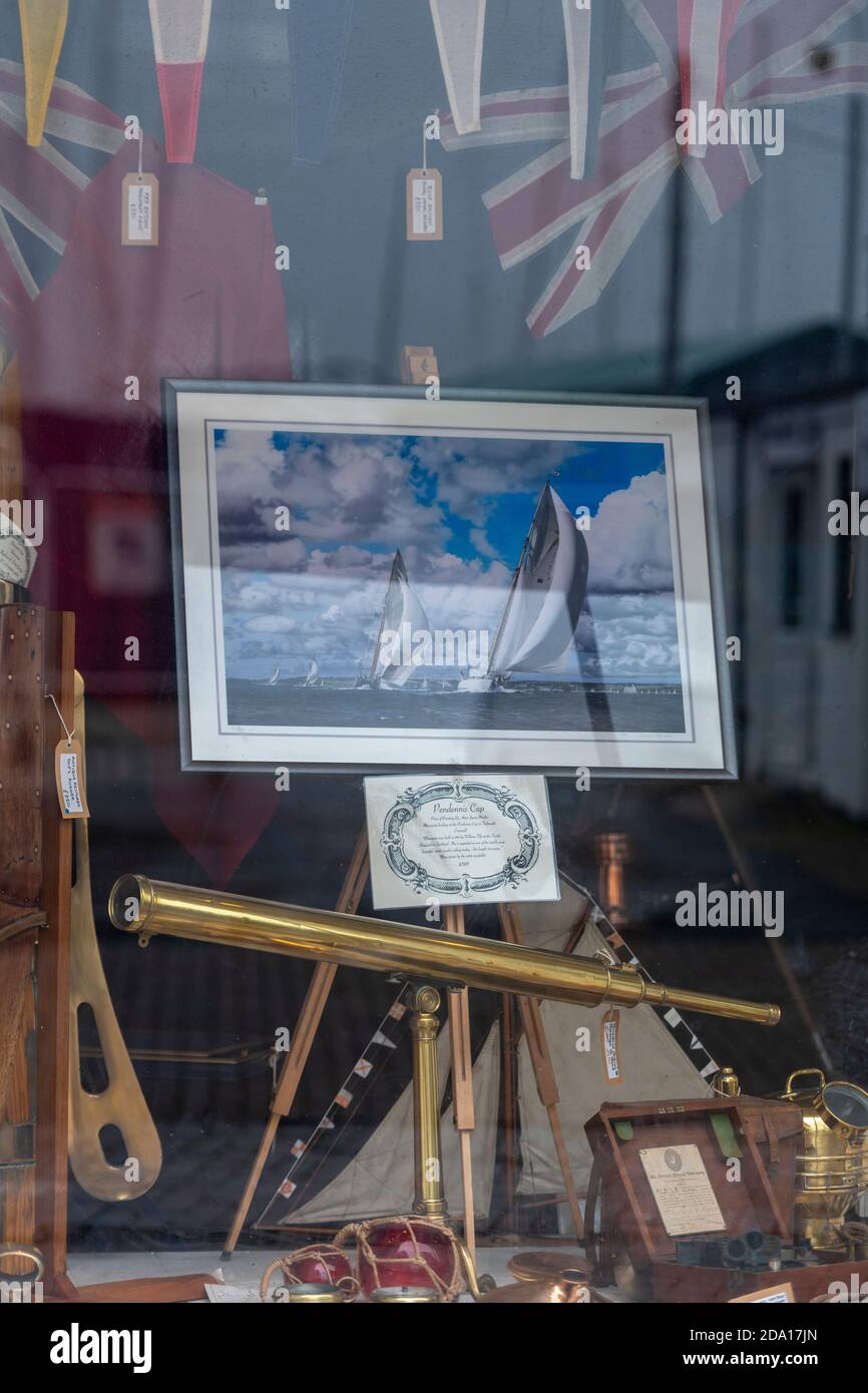 Artikel zum Verkauf auf dem Display in einem nautischen bygones und Antiquitätengeschäft in cowes High Street auf der Insel wight, großbritannien Stockfoto