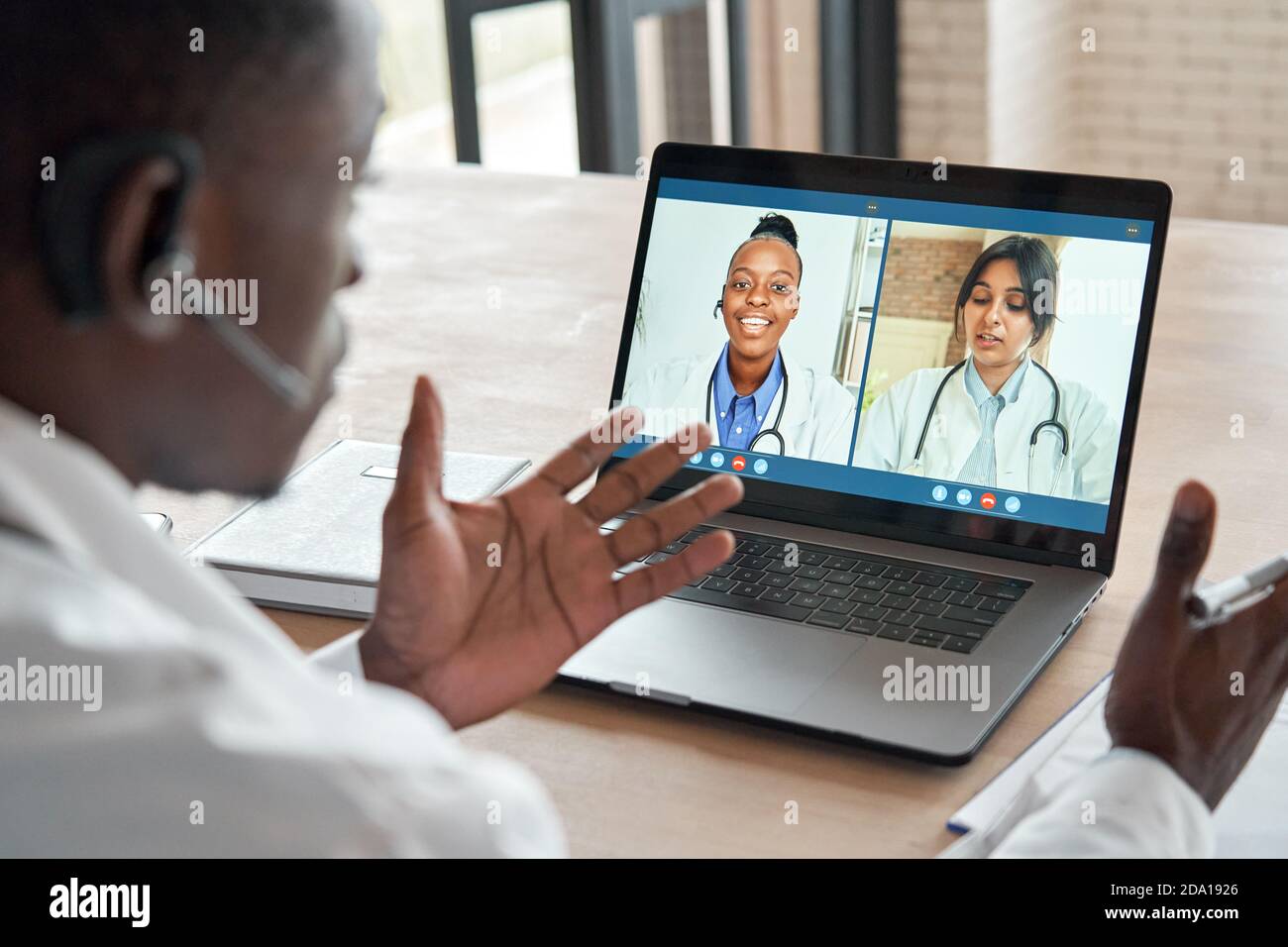Multikulturelle Ärzte Team Konferenzen in Videoanrufen medizinische Webinar-Schulung. Stockfoto