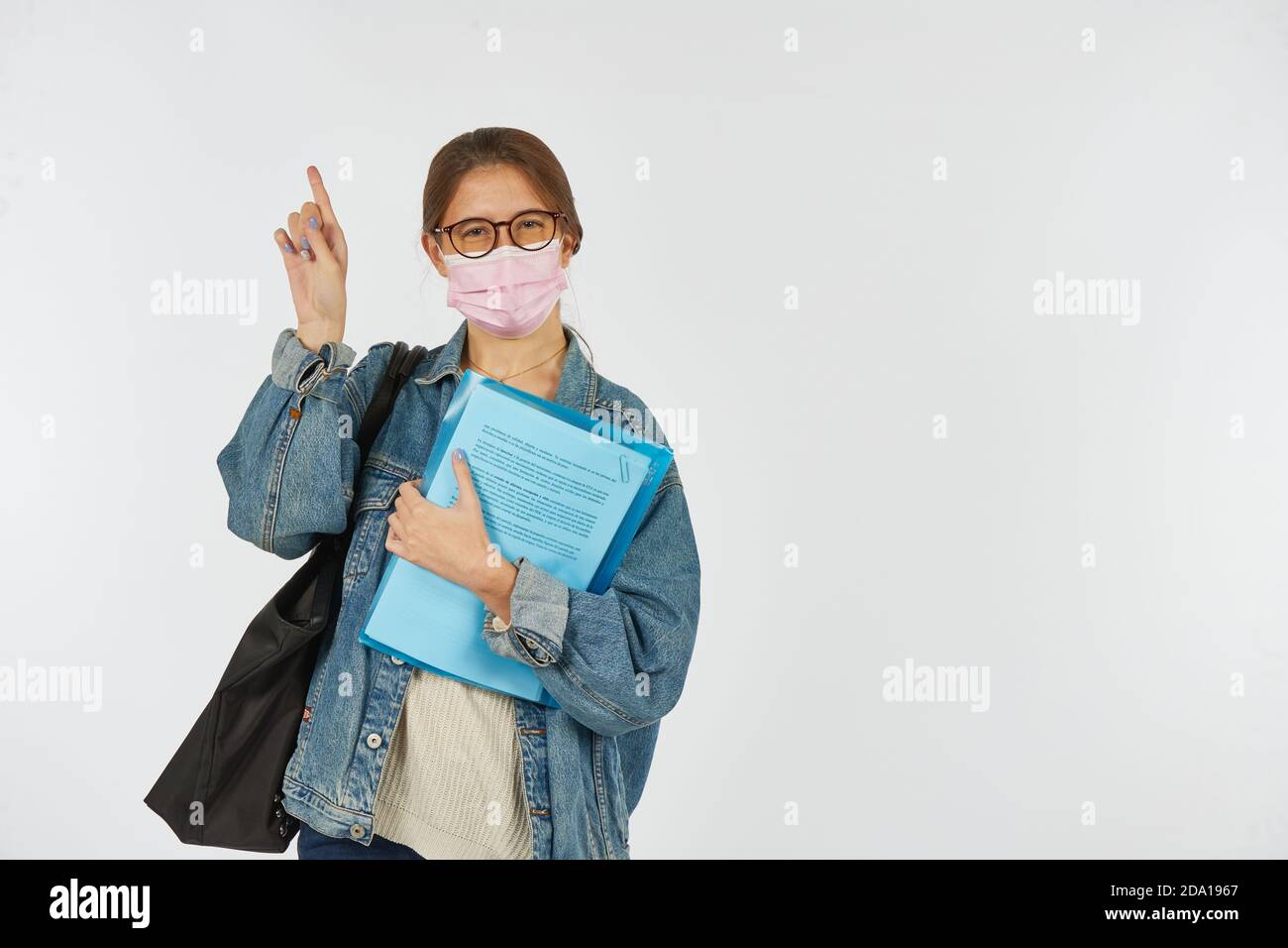 Universitätsstudentin bereit, mit einer Maske zu studieren wegen Die covid-19 Pandemie Stockfoto