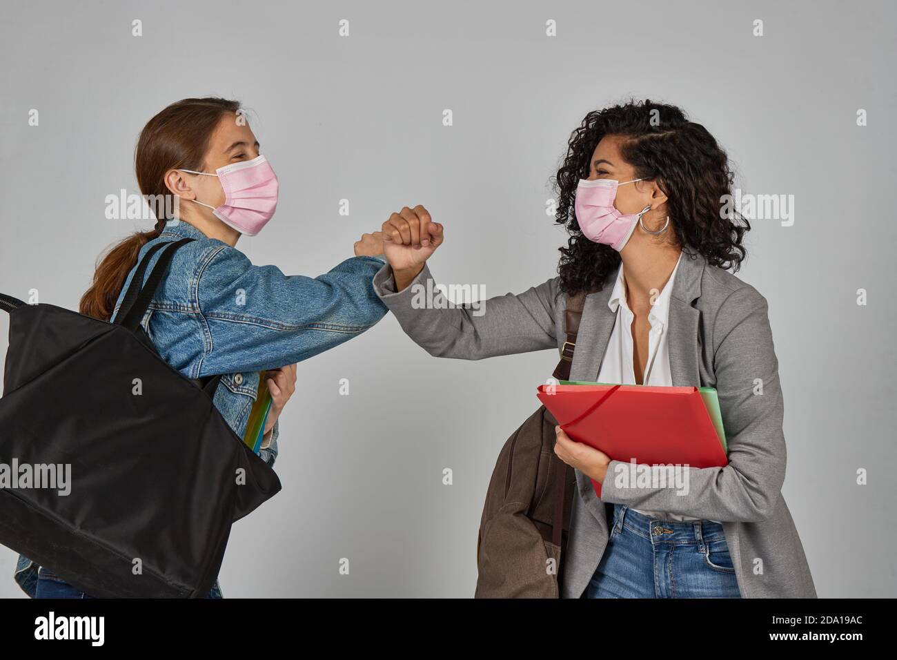 Universitätsstudentin bereit, mit einer Maske zu studieren wegen Die covid-19 Pandemie Stockfoto