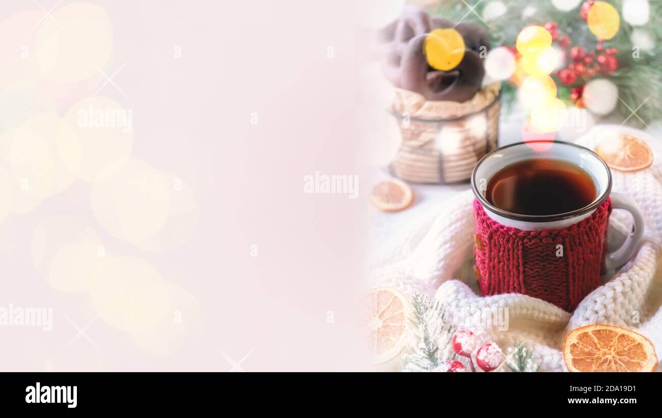Tasse Tee oder Kaffee, Wollstricke, eine Decke und Weihnachten. Speicherplatz kopieren Stockfoto