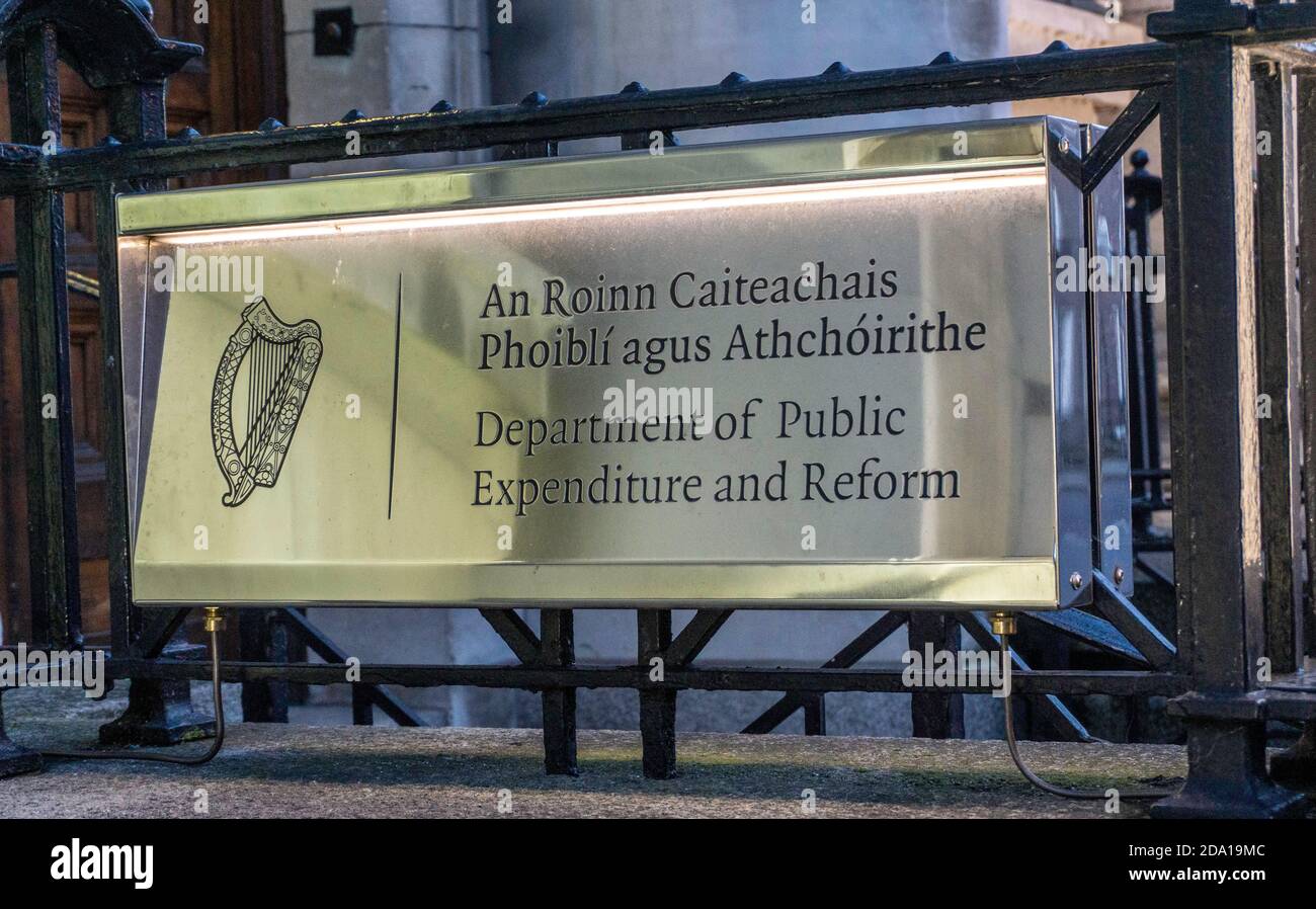Abteilung für öffentliche Ausgaben und Reform, Beschilderung außerhalb ihrer Büros. Diese Abteilung verwaltet den öffentlichen Sektor in der Republik Irland. Stockfoto