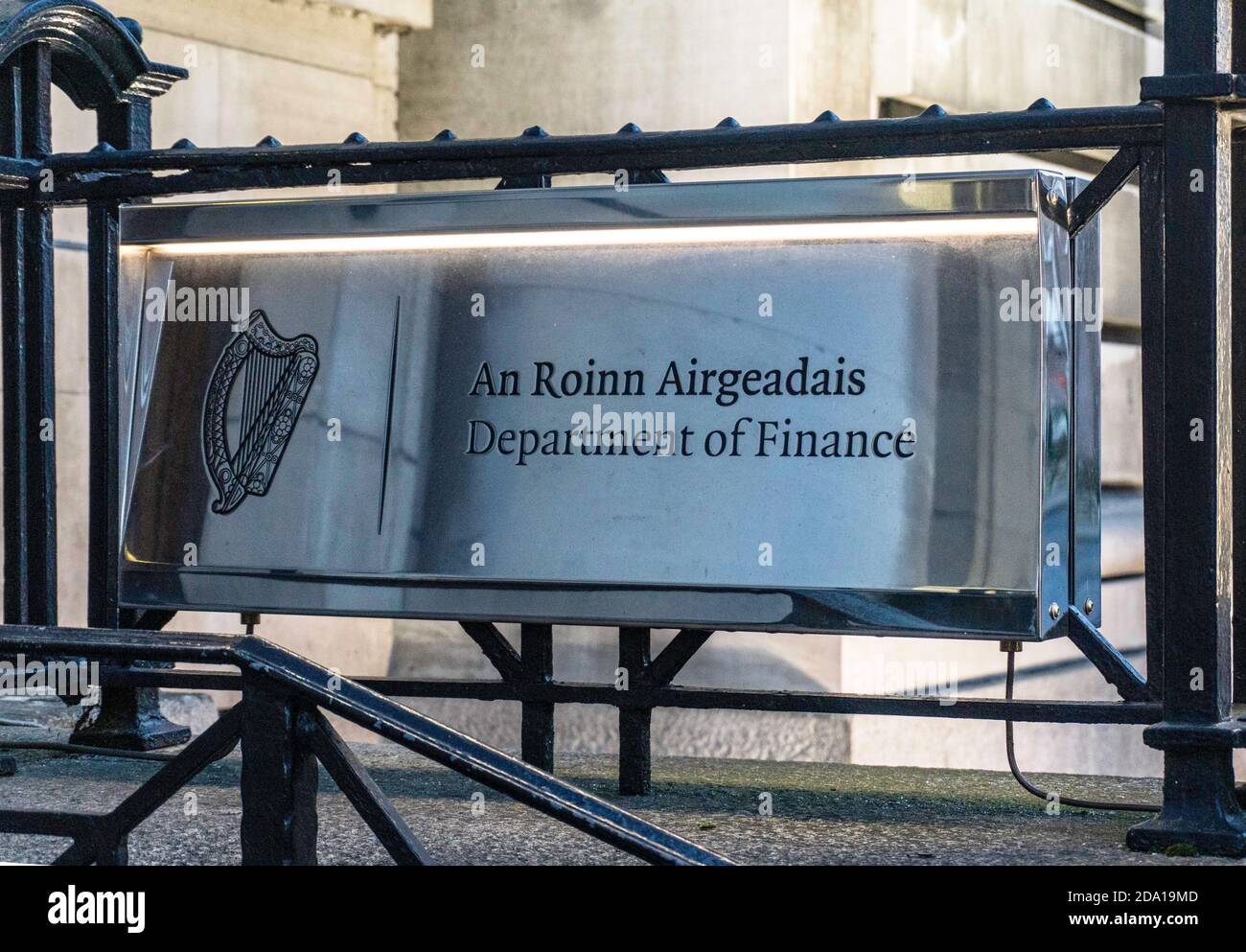 Das Finanzministerium, Beschilderung außerhalb ihrer Büros. Dieses Regierungsministerium verwaltet die öffentlichen Finanzen der Republik Irland. Stockfoto